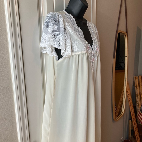 Vintage Eve Stillman Pale Yellow Lace and Nylon Nightgown - Picture 4 of 12